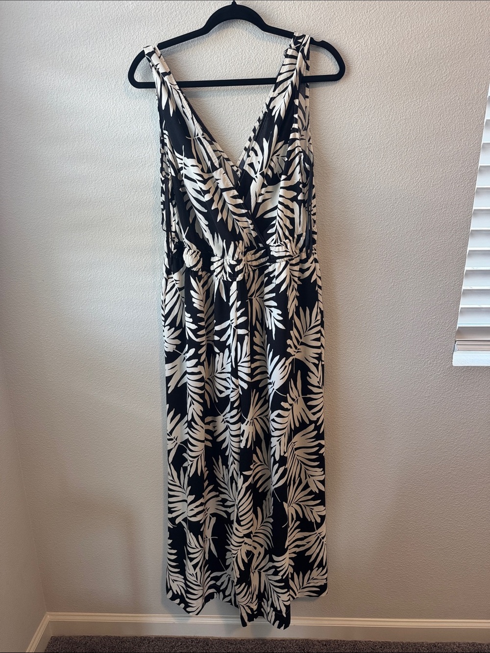 torrid Black and White Leaf-Print Maxi jumpsuit - Picture 2 of 2